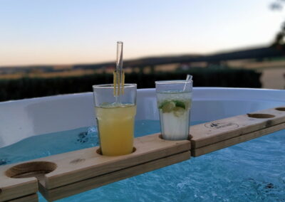 Cocktails im Hot Tub - Rhön Fass